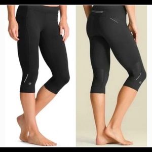 Athleta Black Bare to Run Knicker Capris Leggings